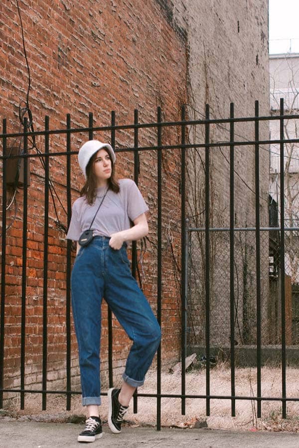 bucket hat outfit ideas, how to style a bucket hat with jeans and a t-shit, casual bucket hat outfits