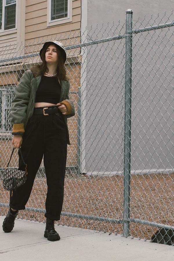 bucket hat outfit ideas, bucket hat with black jeans and boots