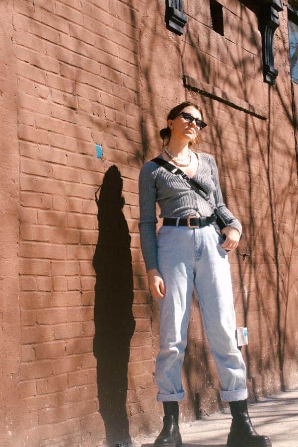 spring outfit idea with jeans 90s vibe