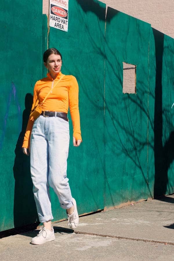 spring outfits with jeans, pullover orange shirt and low top sneakers style inspiration