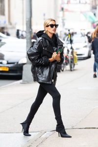 How to Master the Model Off Duty Look : 7 Items you need