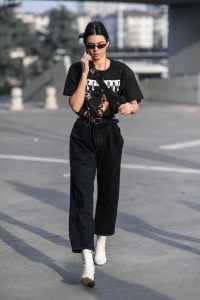 model off duty outfit with oversized tee kendall jenner