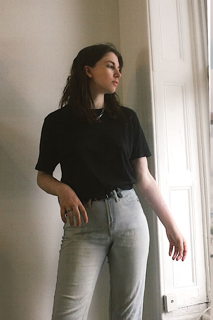gabrielle arruda embuing french girl style by wearing straight leg jeans and simple t-shirt