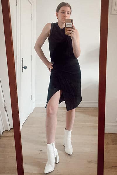  robe portefeuille décontractée avec détails en cuir et bottes à talons blancs