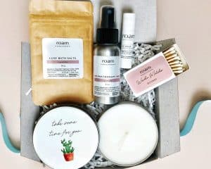gift guide for her: mom to be, spa kit