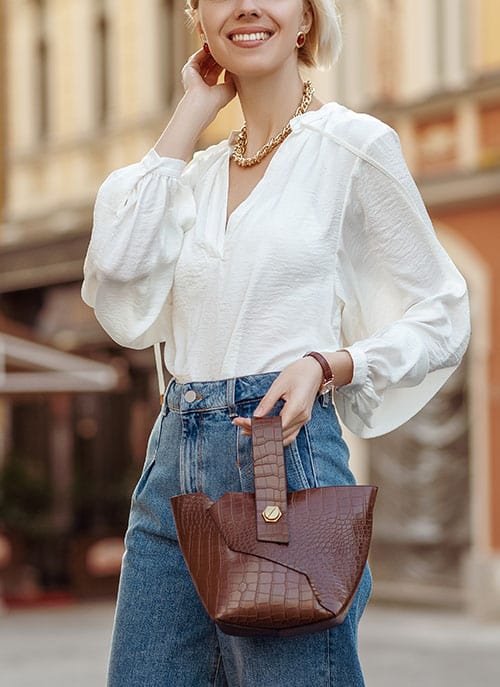 how to wear a brown purse and let it bet the focal point 