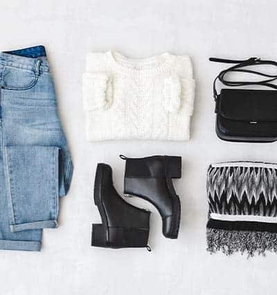 roupa clássica flatlay - jeans camisola preto botas cachecol e bolsa. como melhorar o estilo - não deixe que suas roupas acabem obsoletas 