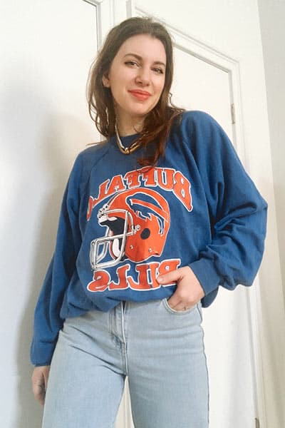 how to do a french tuck with a sweatshirt, style blogger gabrielle arruda showing sweatshirt french tuck, starting at side seam and gradating out from side seam to opoosite side seam- a side french tuck