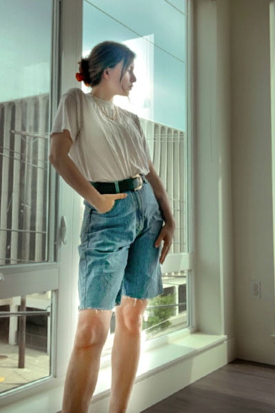 gabrielle arruda wearing style basic the white tee shirt with long denim shorts 