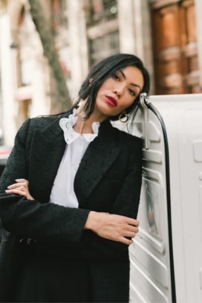  fille française en blouse à col haut avec blazer dessus