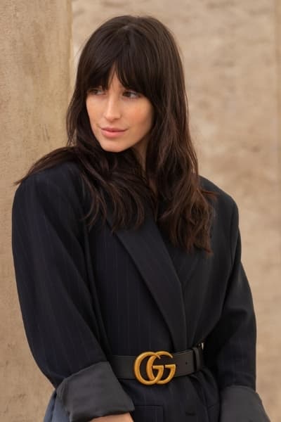  fille française en blazer avec ceinture gucci et coiffure classique à franges pour fille française