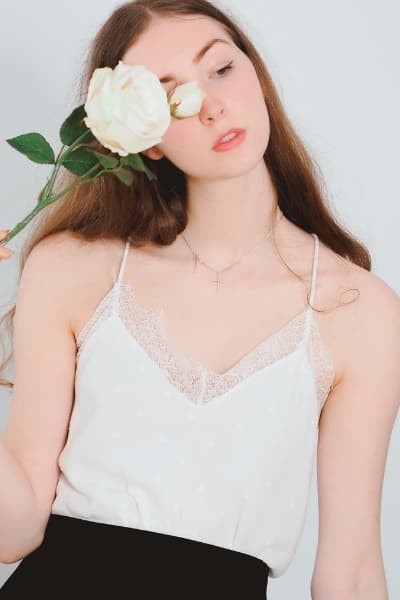  femme à fleurs vêtue d'une camisole en soie et d'une jupe noire 