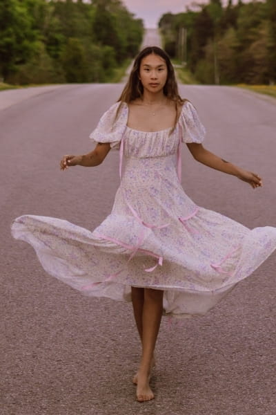 woman in street wearing a puff sleeve, empire waist dress, dress style for the rectangle body shape 