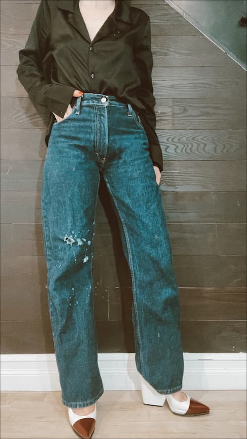 gabrielle arruda wearing a pair of wide leg jeans that have an inseam of 32 inches which has a hem that hits close to the vamp of the shoe